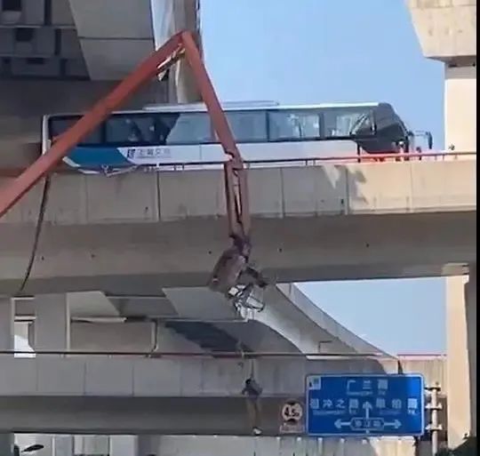 安全警示！上海高架一大巴碰撞施工中高空臂車